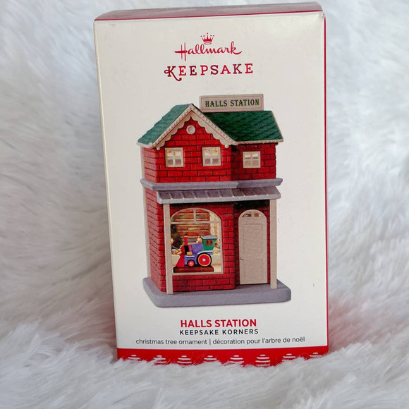 Hallmark 2017 Halls Station Keepsake Corners Ornament - Picture 1 of 1